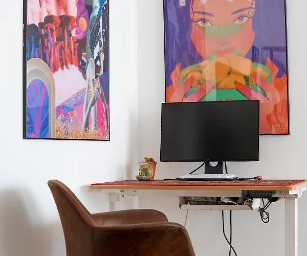 Old Town Gem Designer - Centre Location - Families - Remote Work アパート